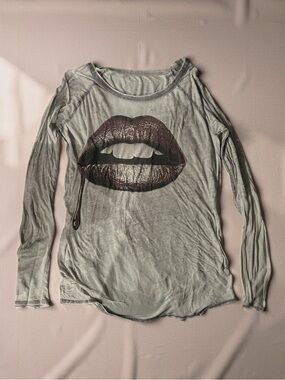 Chaser Light Gray Long Sleeve Tee with Metallic Dark Lip Graphic